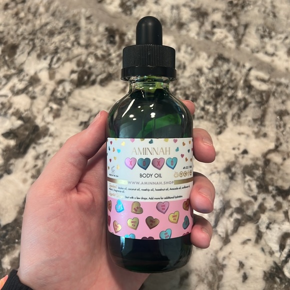 AMINNAH Skincare “XOXO” Moisturizing Candy Heart Scented Body Oil (1 Bottle) - Picture 4 of 8